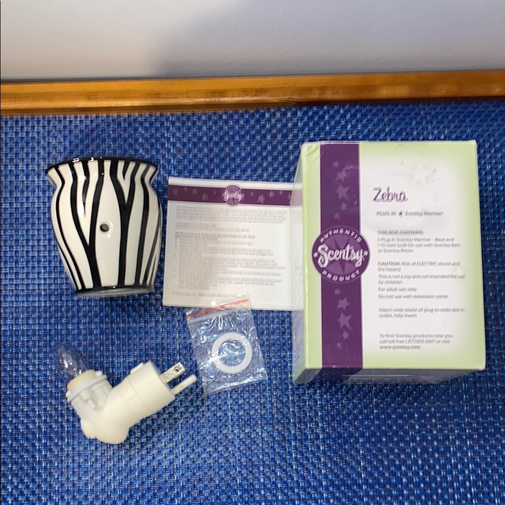 Scentsy Zebra plug-in warmer, EUC